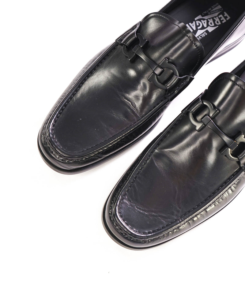 &895 SALVATORE FERRAGAMO - “GRANDIOSO" Gancini Bit Loafer Black Leather - 10 E