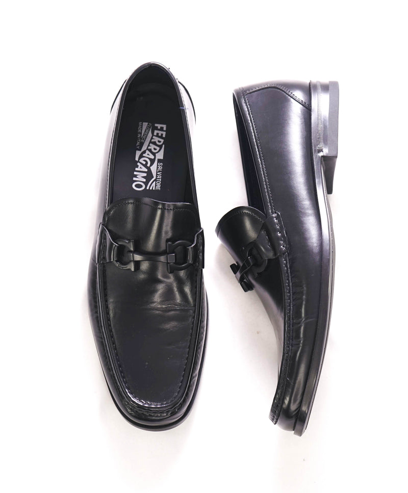 &895 SALVATORE FERRAGAMO - “GRANDIOSO" Gancini Bit Loafer Black Leather - 10 E