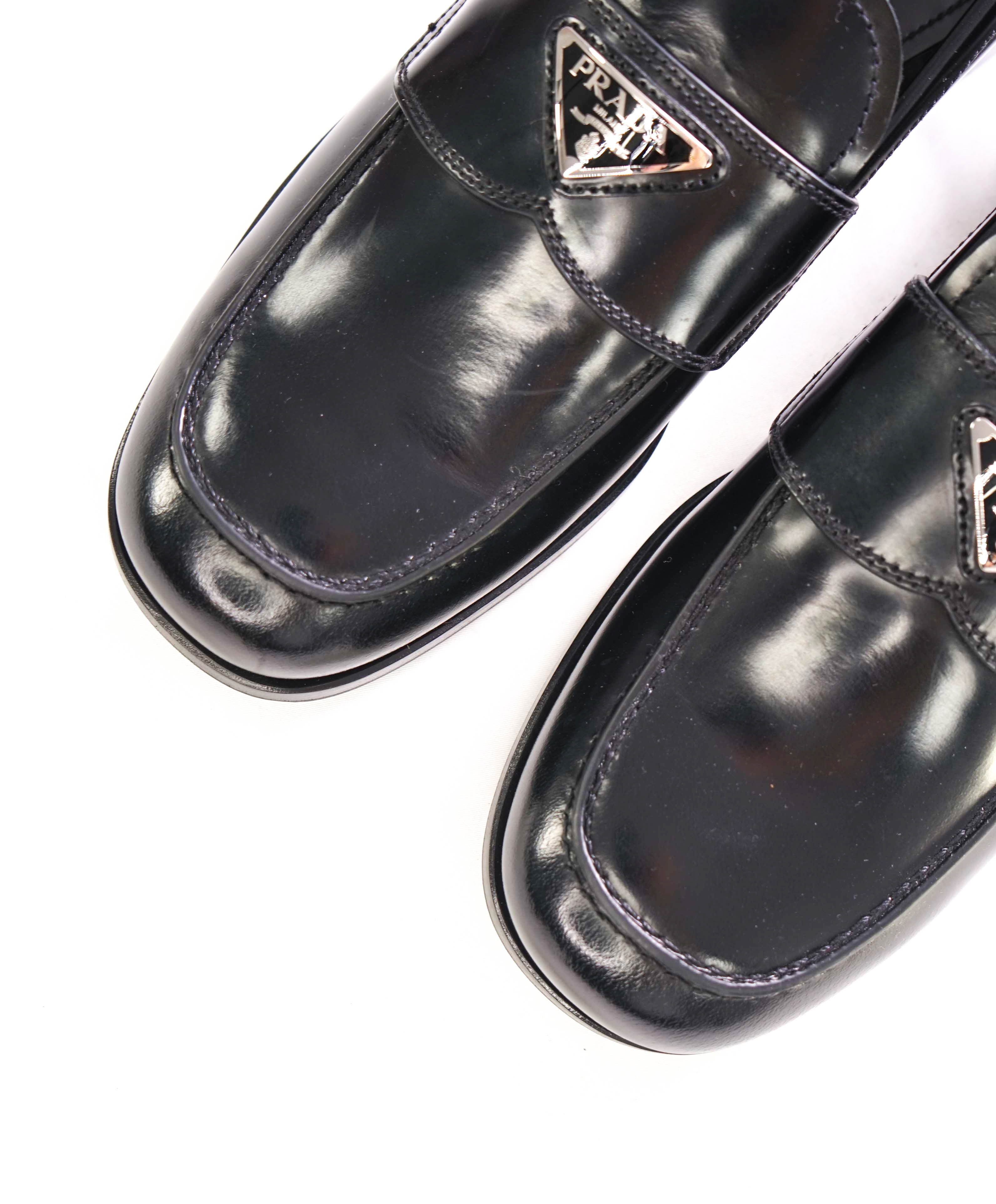 $1,150 PRADA - Black Leather LOGO Plaque Penny Loafers - 8.5 US (7.5 Prada)