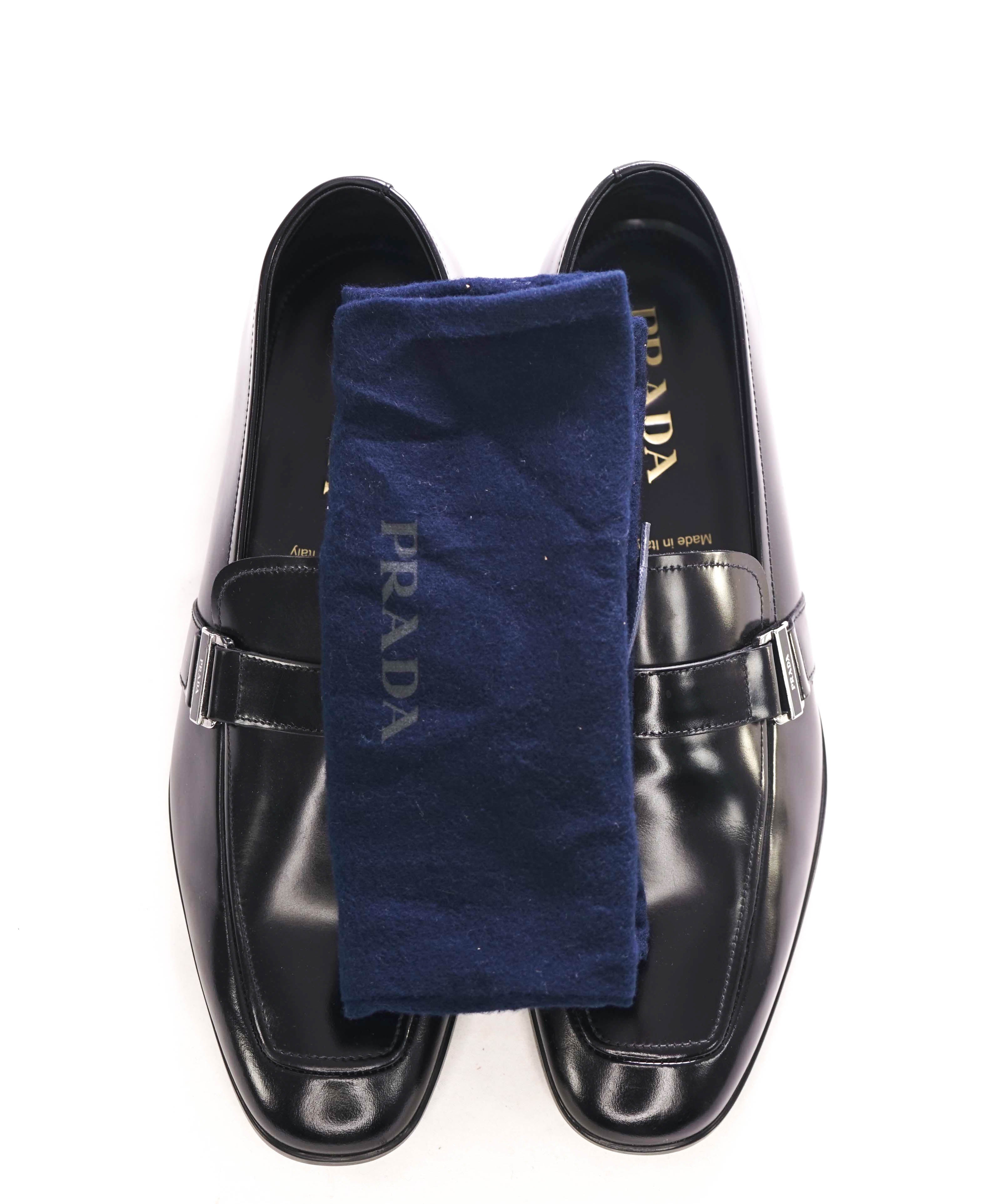 $950 PRADA - Black Spazzolato Leather Logo Bit Loafers - 10.5US (9.5 Prada)