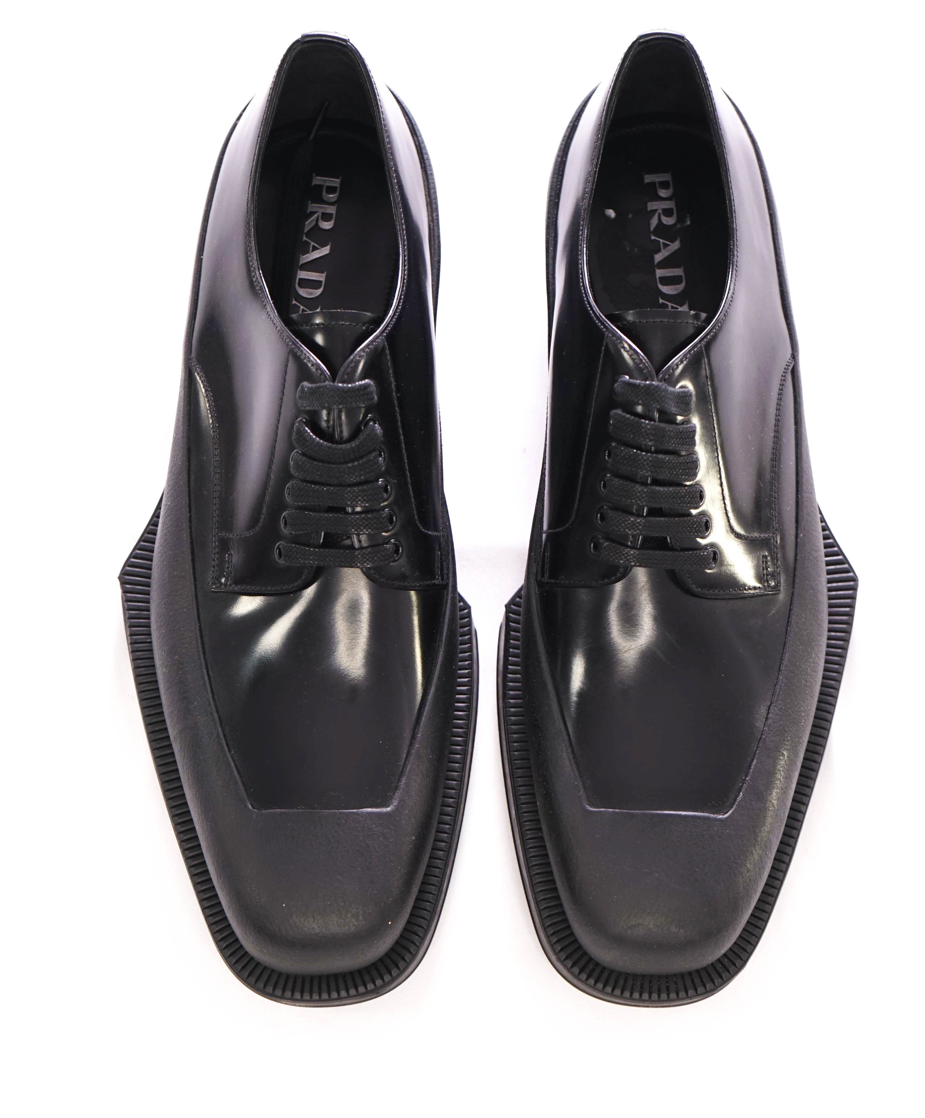 $1,320 PRADA - Black Leather Mixed-Media Lug Sole Oxfords - 9 US (8 Prada)