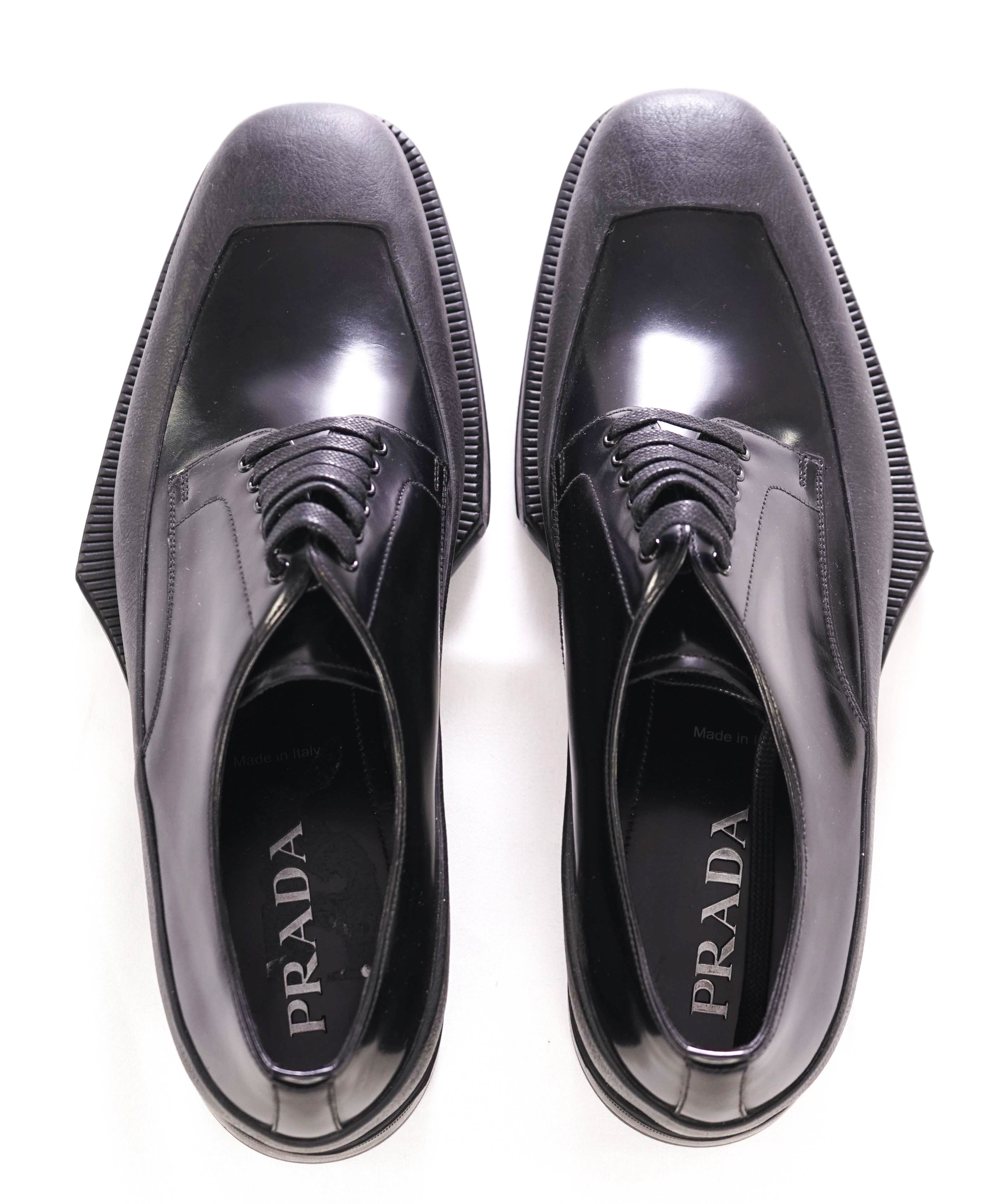 $1,320 PRADA - Black Leather Mixed-Media Lug Sole Oxfords - 9 US (8 Prada)