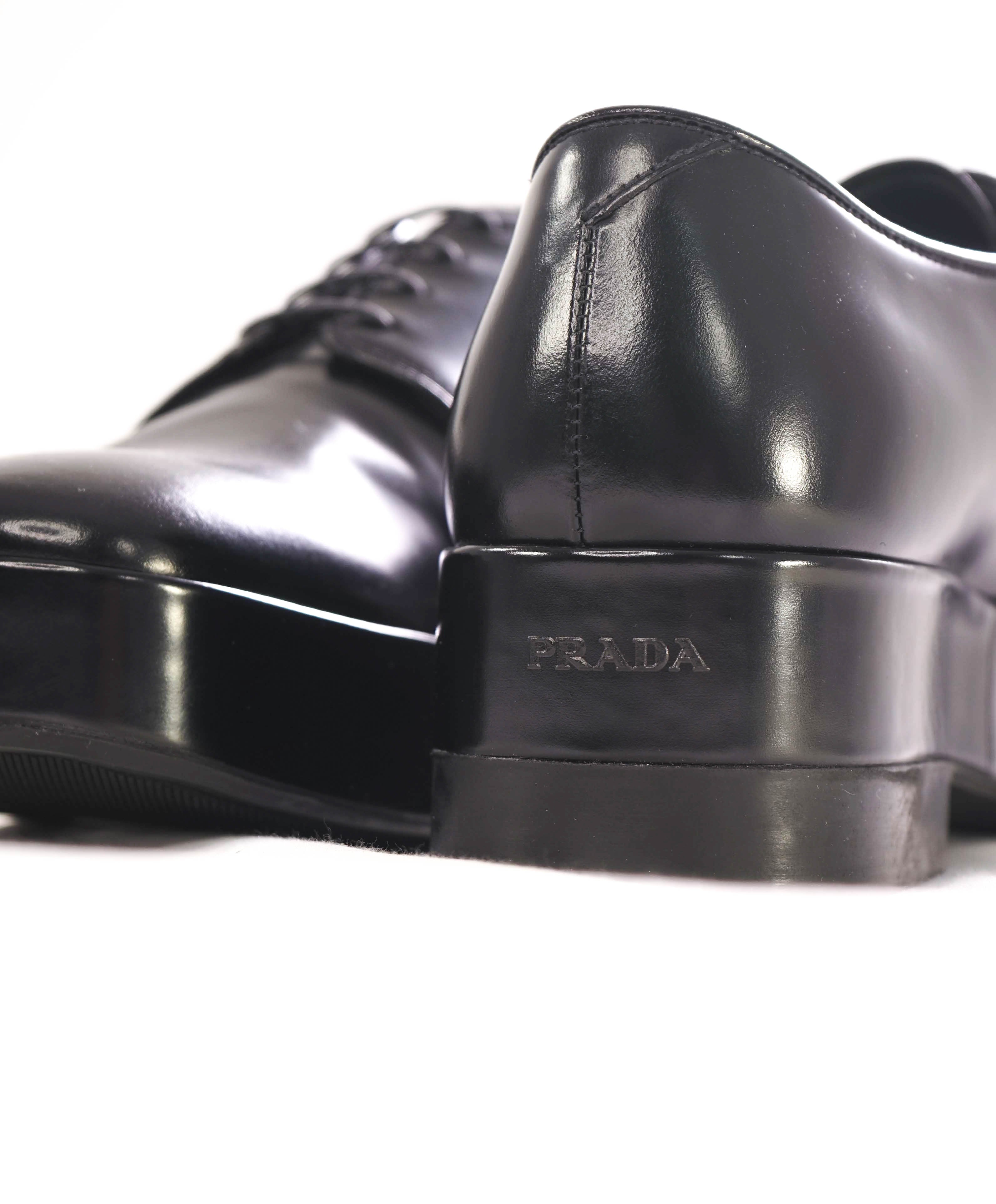 $1,170 PRADA - Black Brushed Leather PLATFORM Oxfords - 9 US (8 Prada)