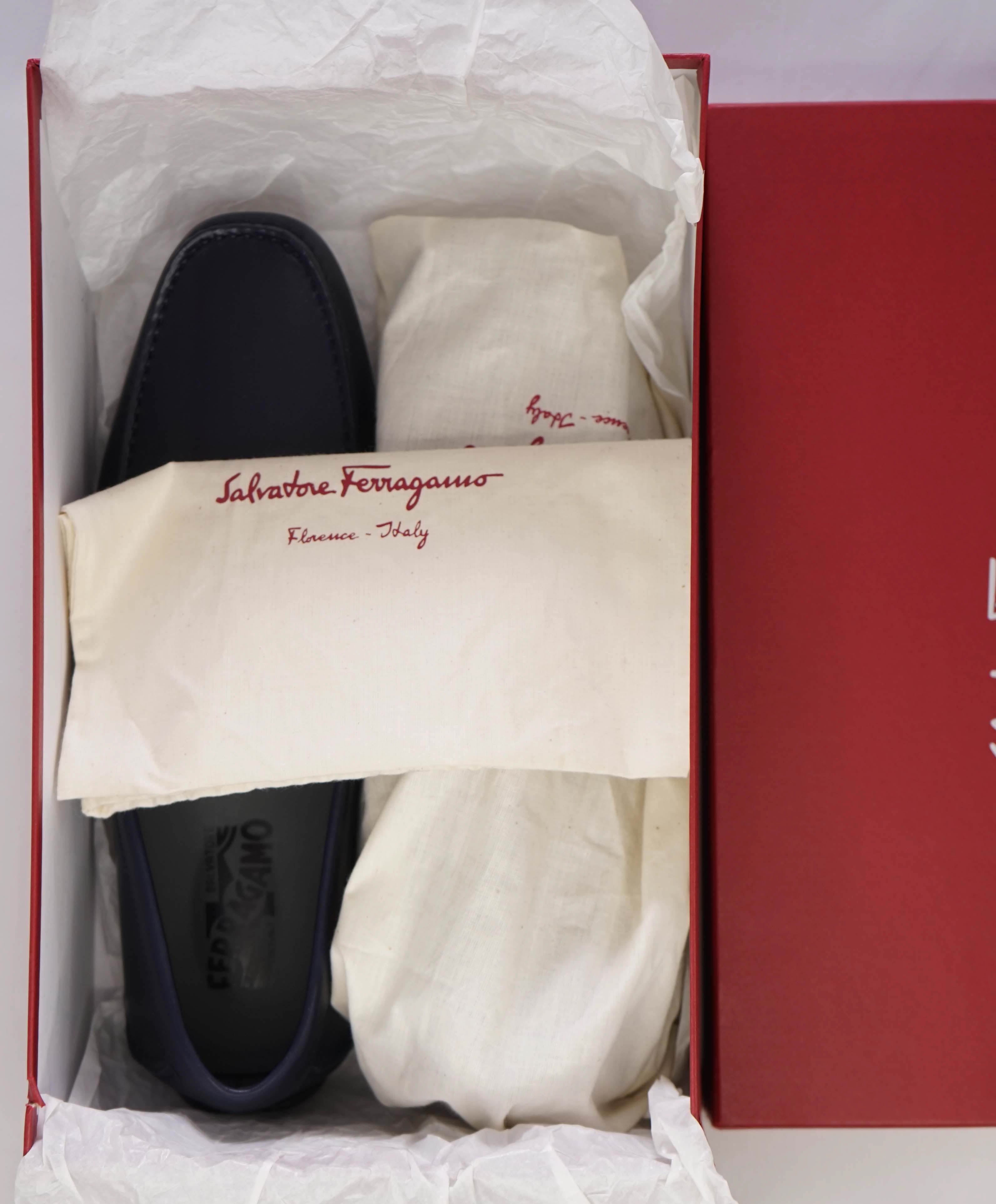 $795 SALVATORE FERRAGAMO - Smooth Navy Leather Parigi Slip On Loafers - 9.5 D