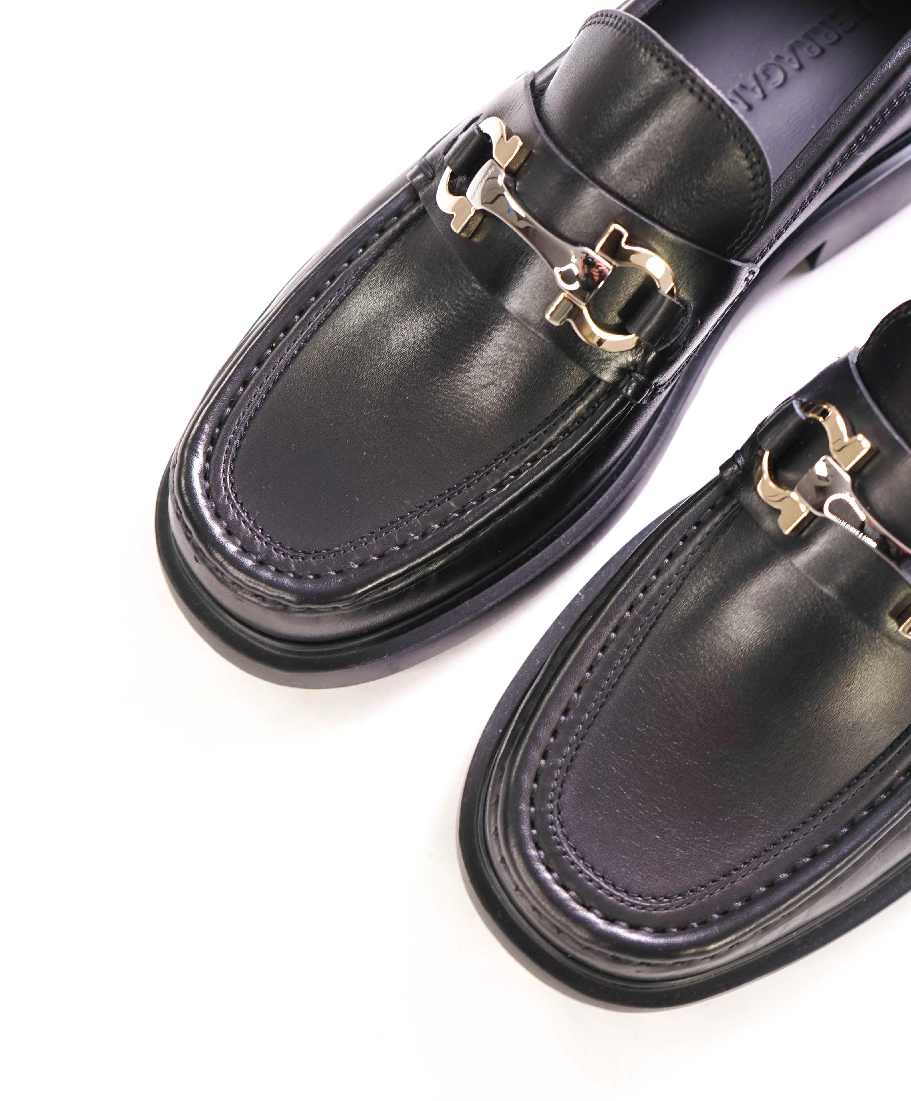 $879 SALVATORE FERRAGAMO - *DUGLAS* Black Lug Sole Gancini Loafer - 8 EE US