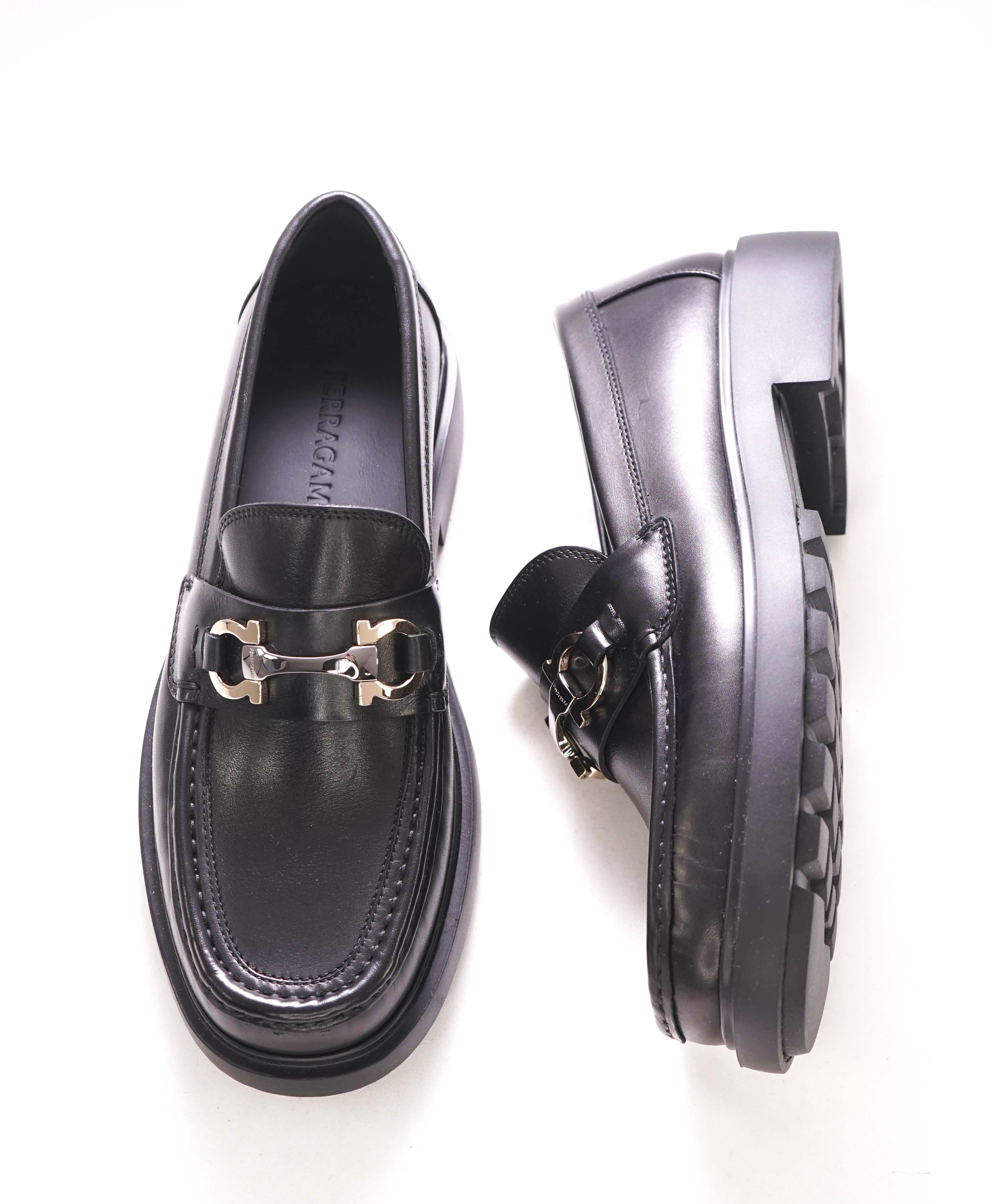 $879 SALVATORE FERRAGAMO - *DUGLAS* Black Lug Sole Gancini Loafer - 8 EE US