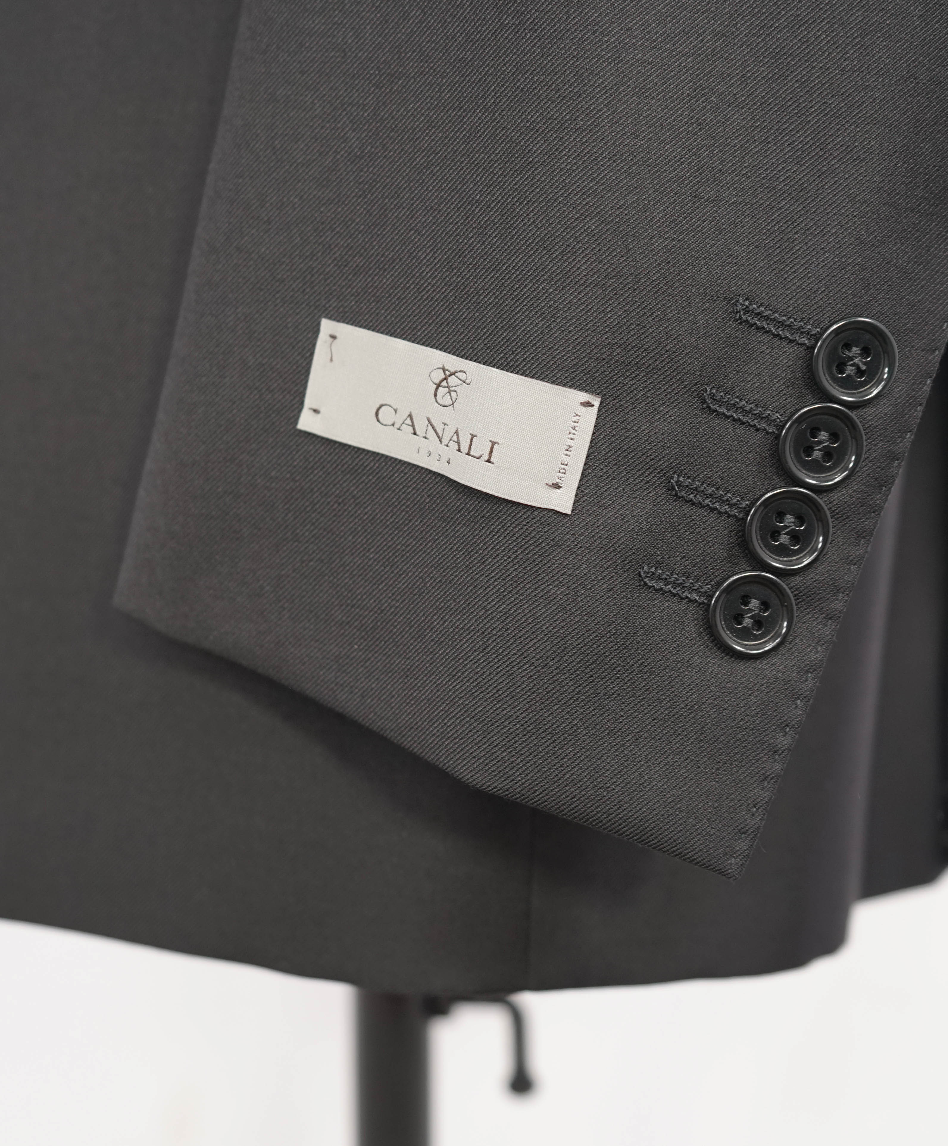 $2,195 CANALI - *CLOSET STAPLE* Black 2-Piece Suit - 46L