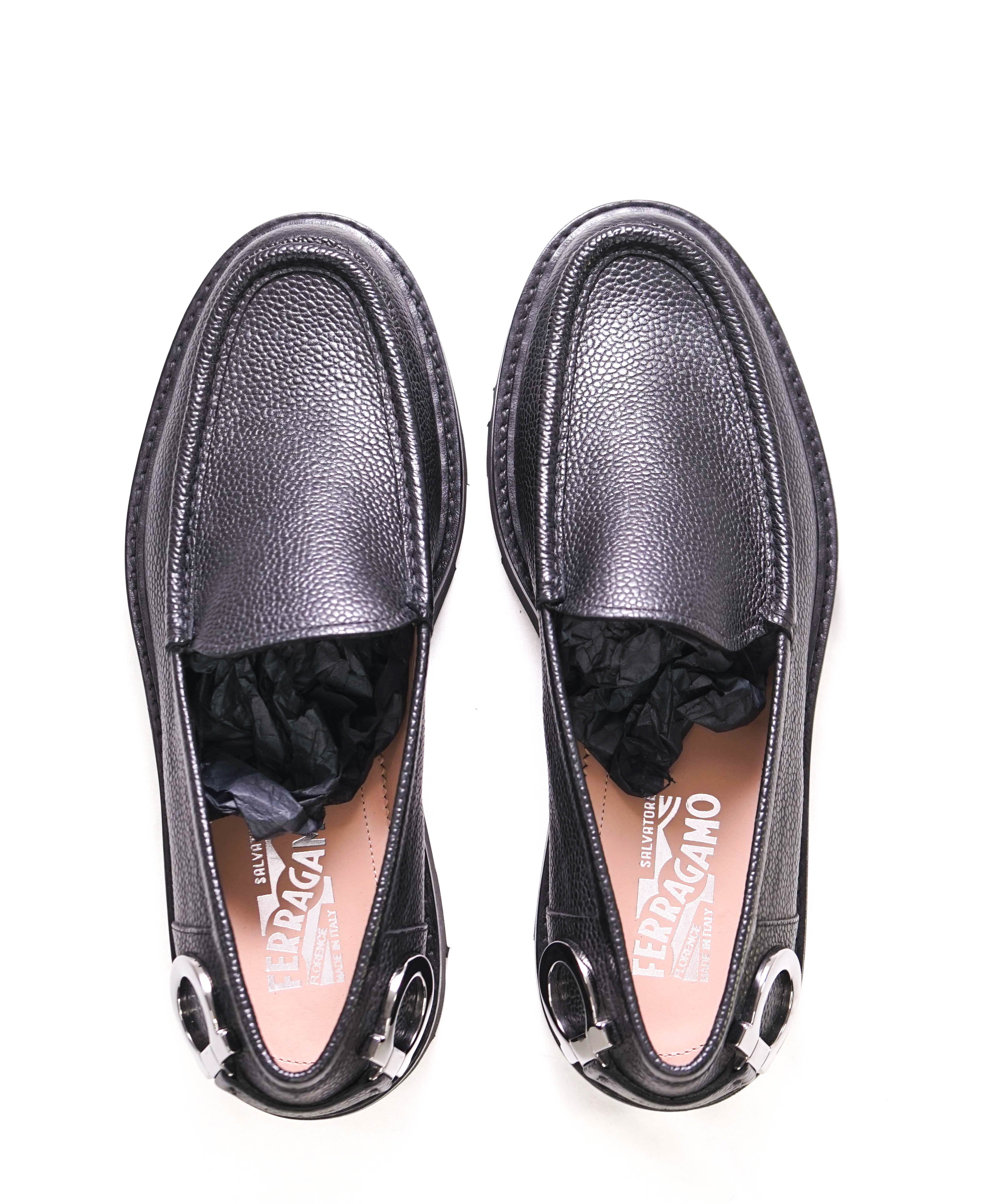 $879 SALVATORE FERRAGAMO - *TARVER* Black Lug Sole Gancini Loafer - 8 M US