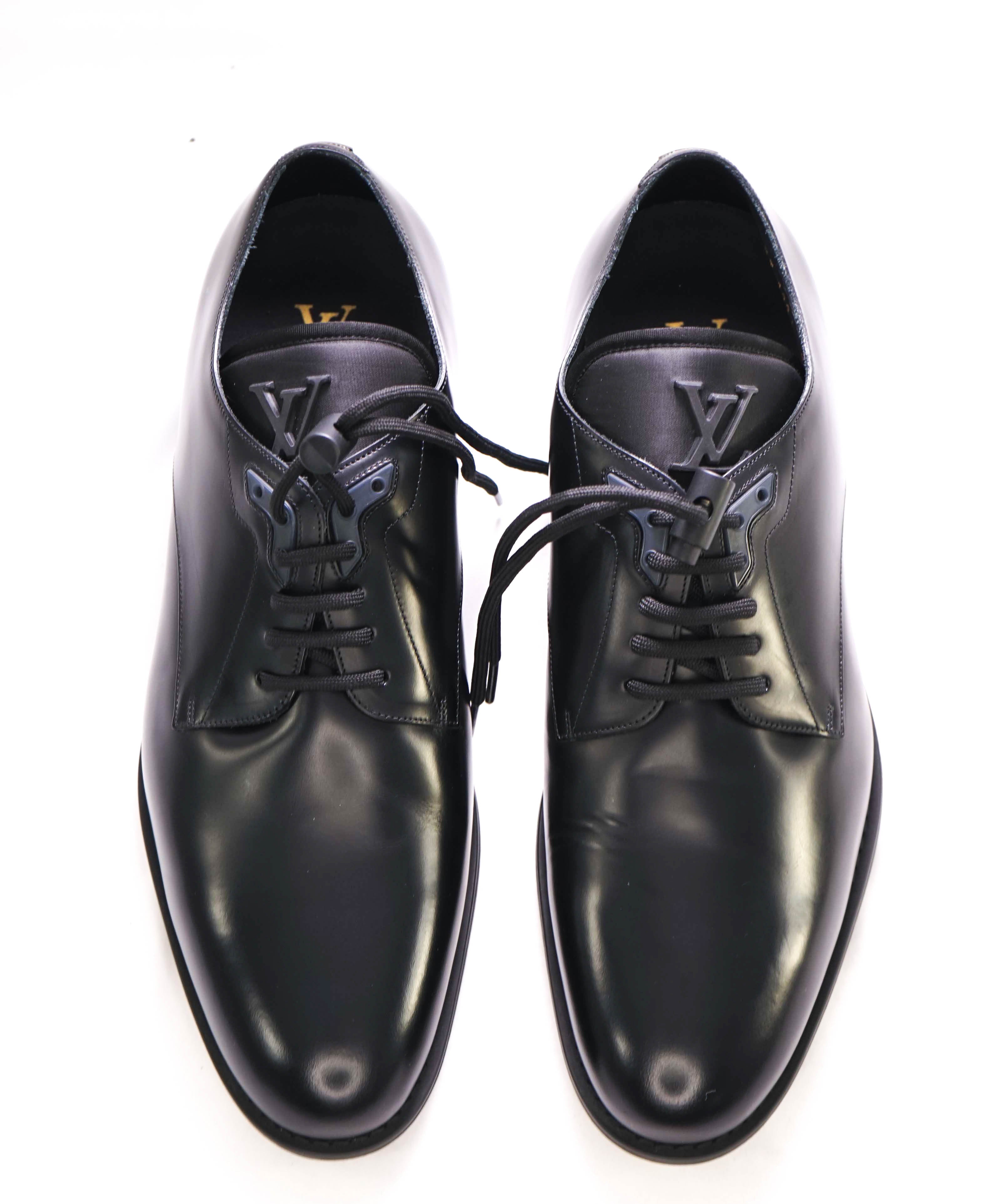 $1,540 LOUIS VUITTON - Black *LV* Logo Derby Oxfords - 9 US (8 LV)