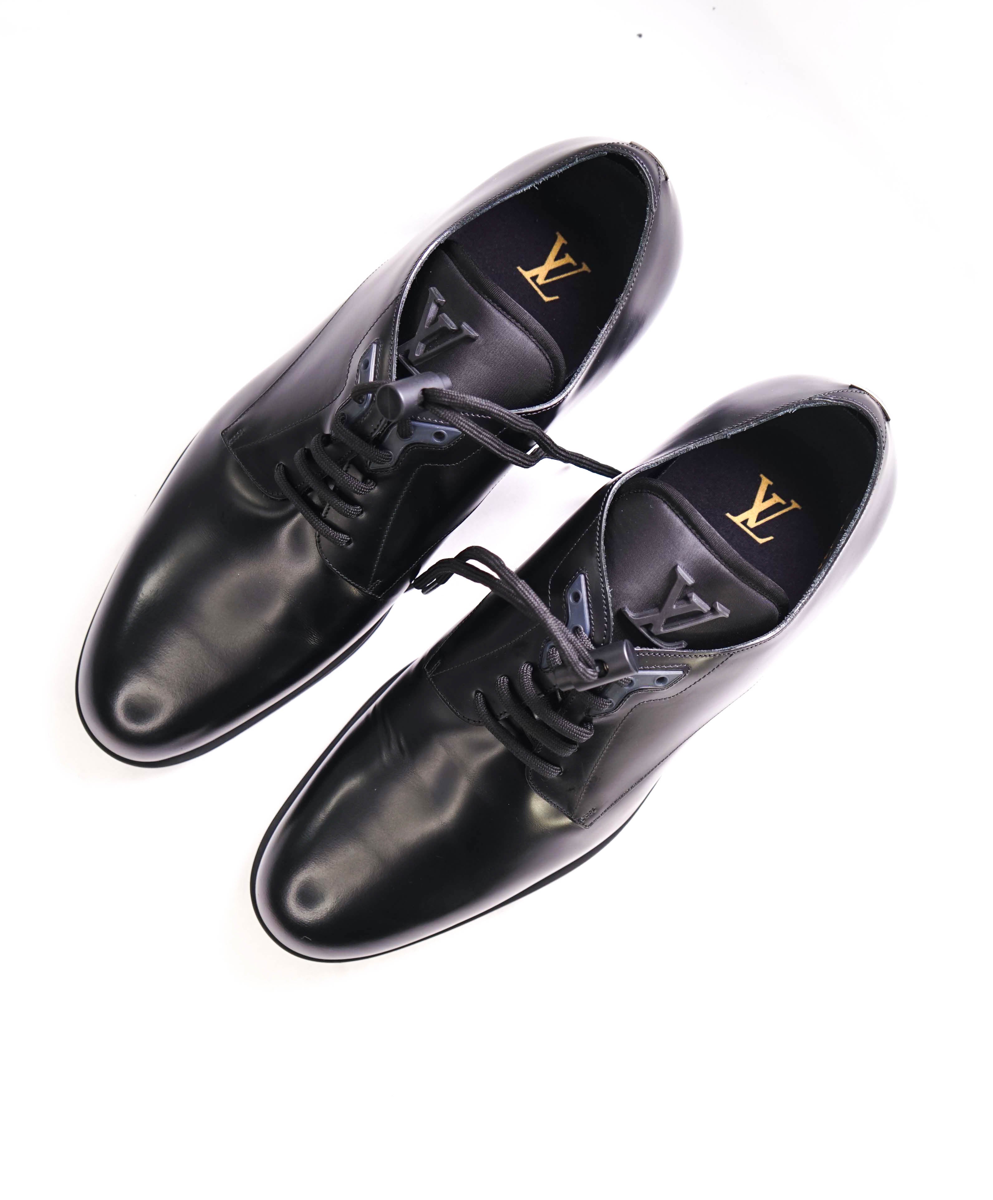 $1,540 LOUIS VUITTON - Black *LV* Logo Derby Oxfords - 9 US (8 LV)