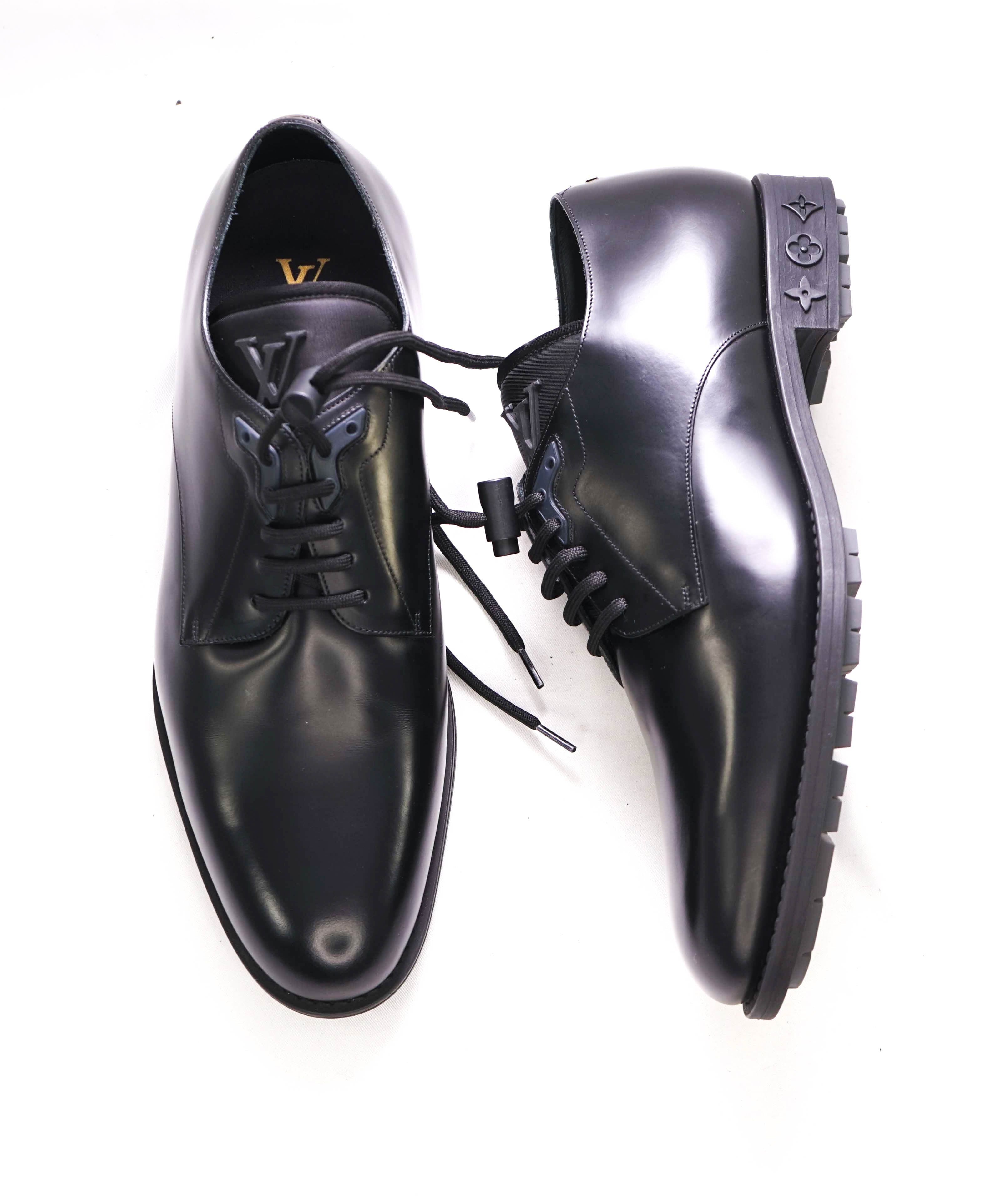 $1,540 LOUIS VUITTON - Black *LV* Logo Derby Oxfords - 9 US (8 LV)