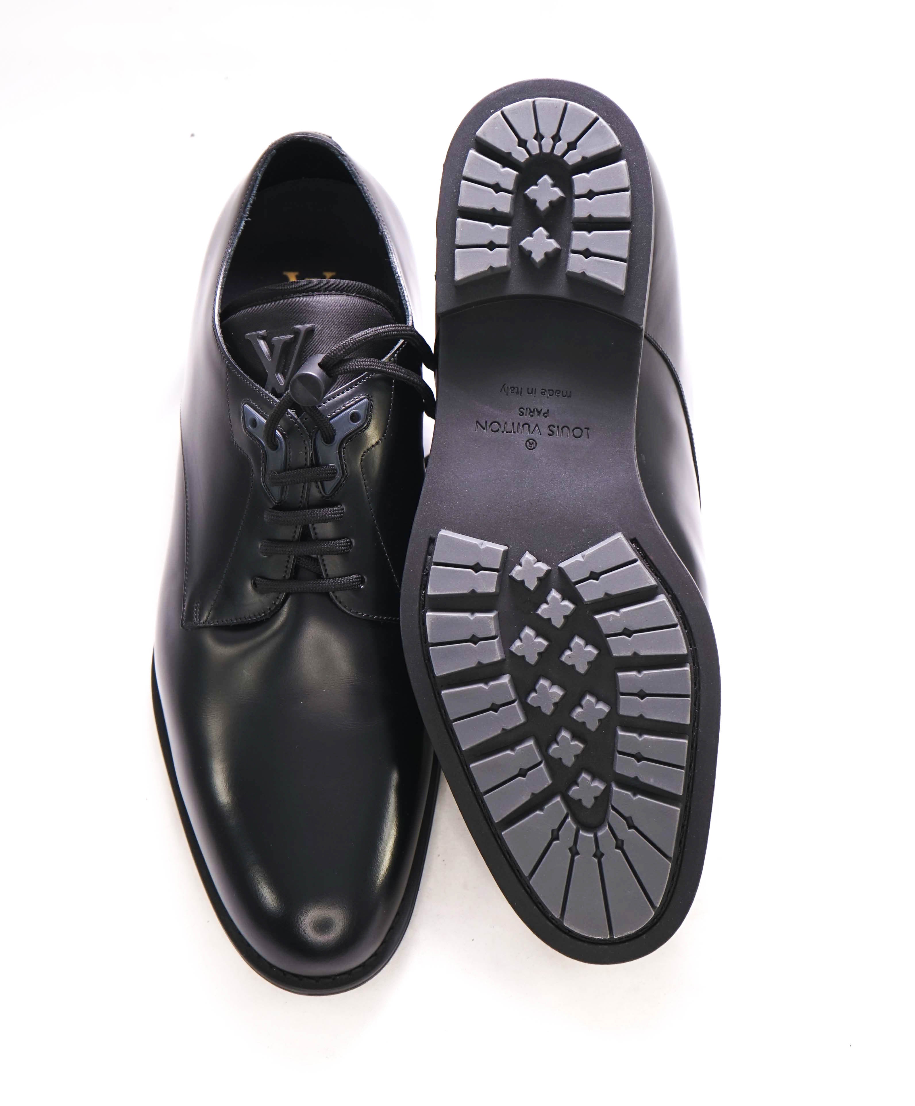 $1,540 LOUIS VUITTON - Black *LV* Logo Derby Oxfords - 9 US (8 LV)