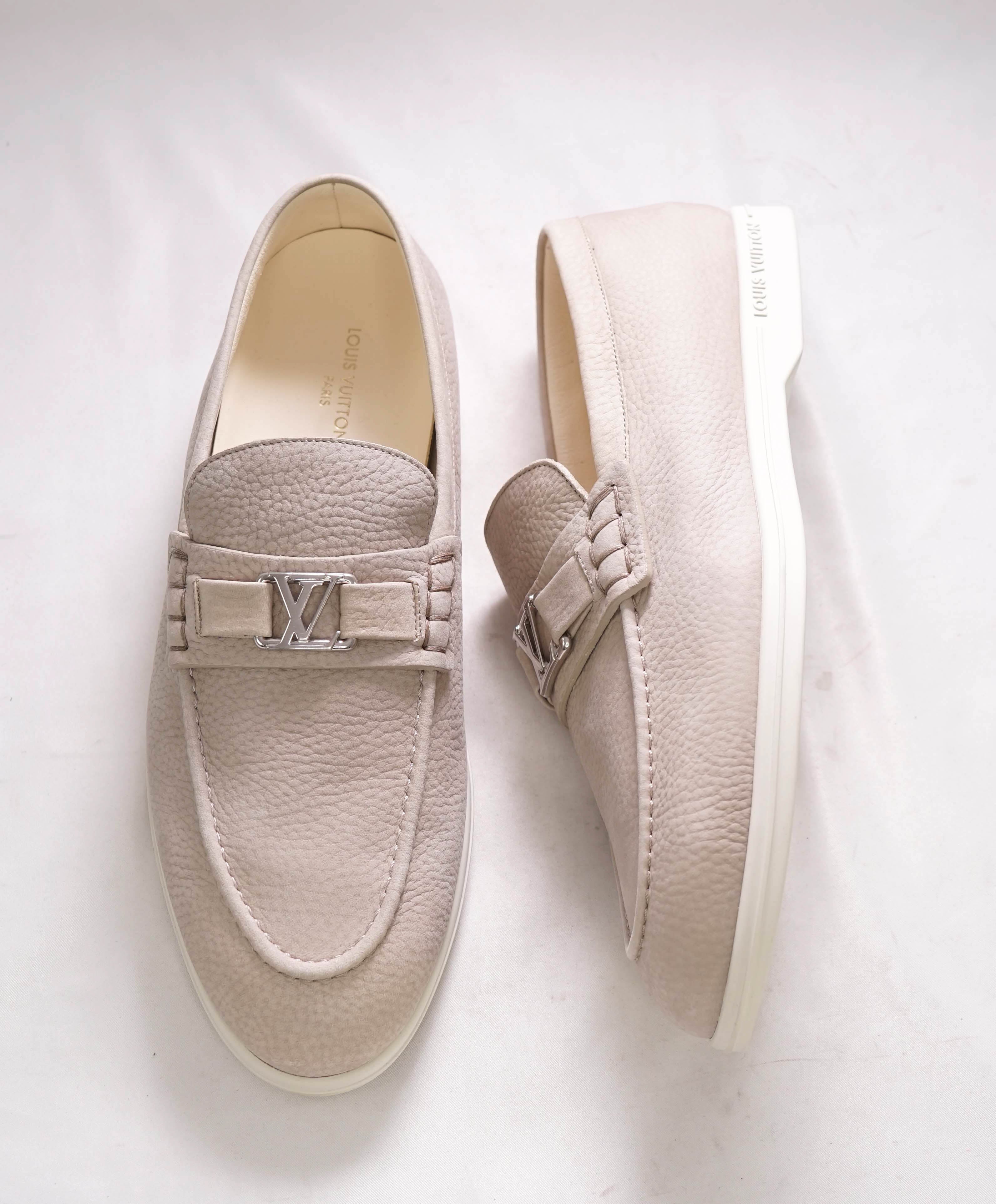 $1,170 LOUIS VUITTON - Neutral/Ivory *ESTATE* Summer Walk Logo Loafers - 10 US (9 LV)