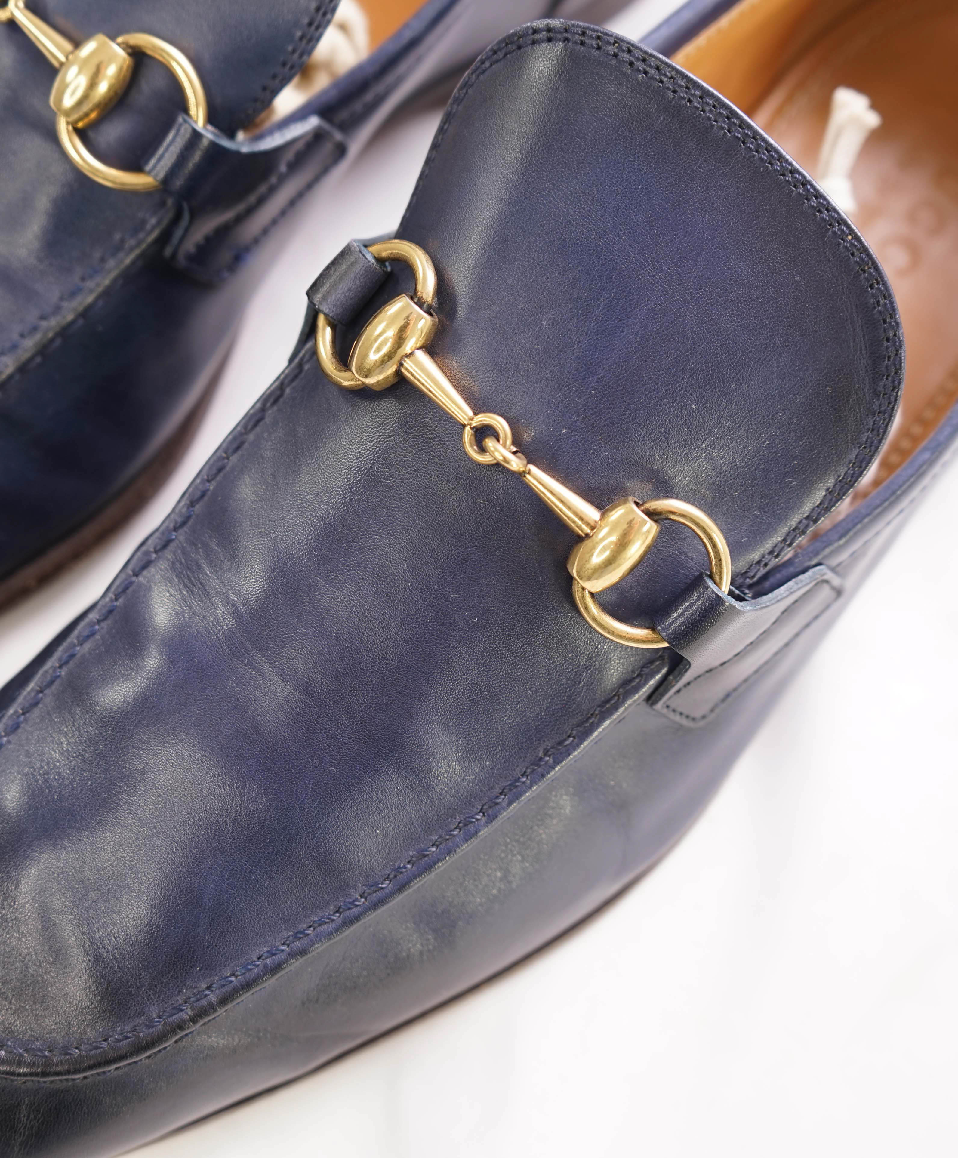 $920 GUCCI - "JORDAAN" Navy/Gold ICONIC Horsebit Leather Loafers - 8.5US (8G)