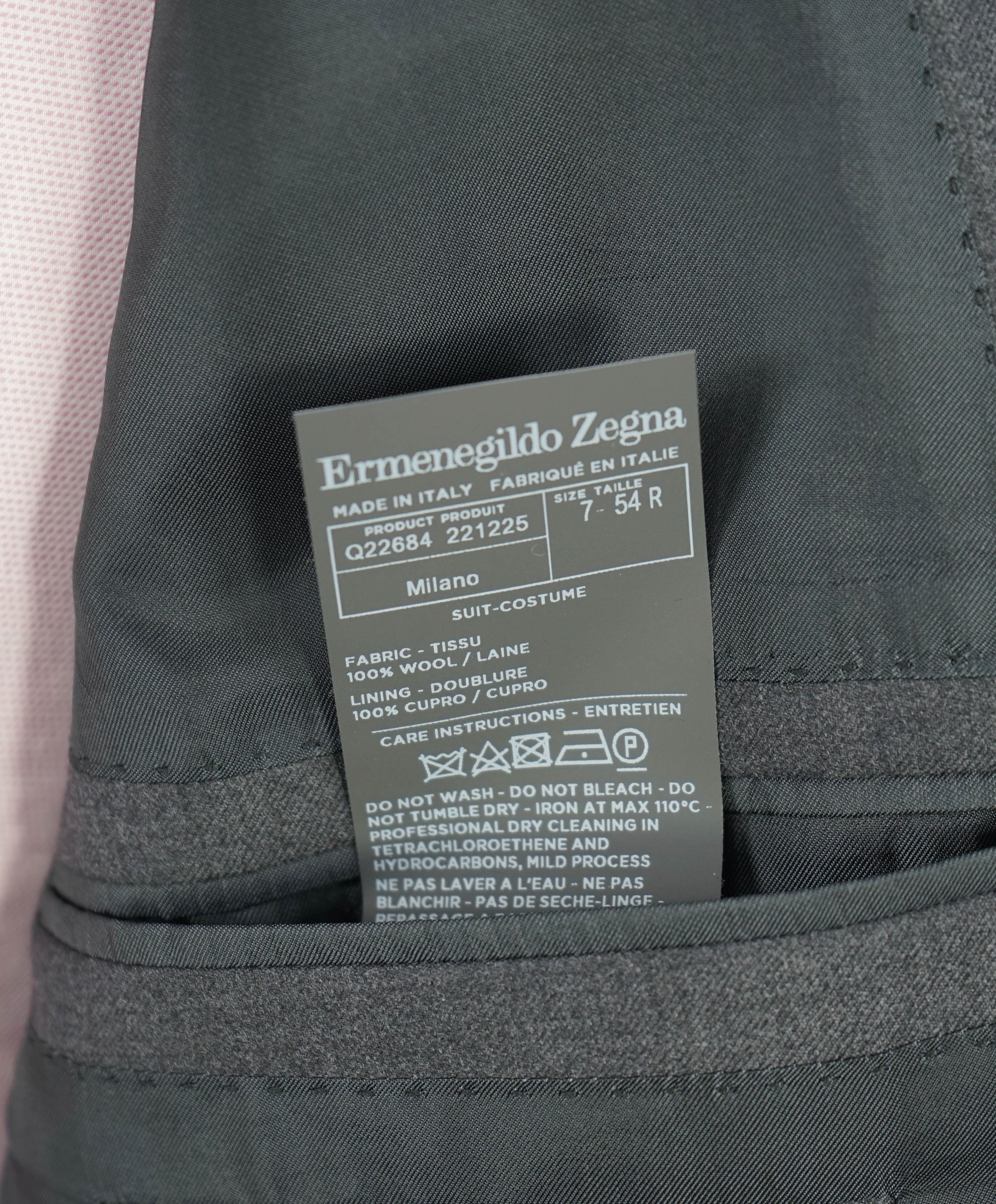 ERMENEGILDO ZEGNA -"TROFEO" *CLOSET STAPLE* Gray Charcoal Suit - 44R