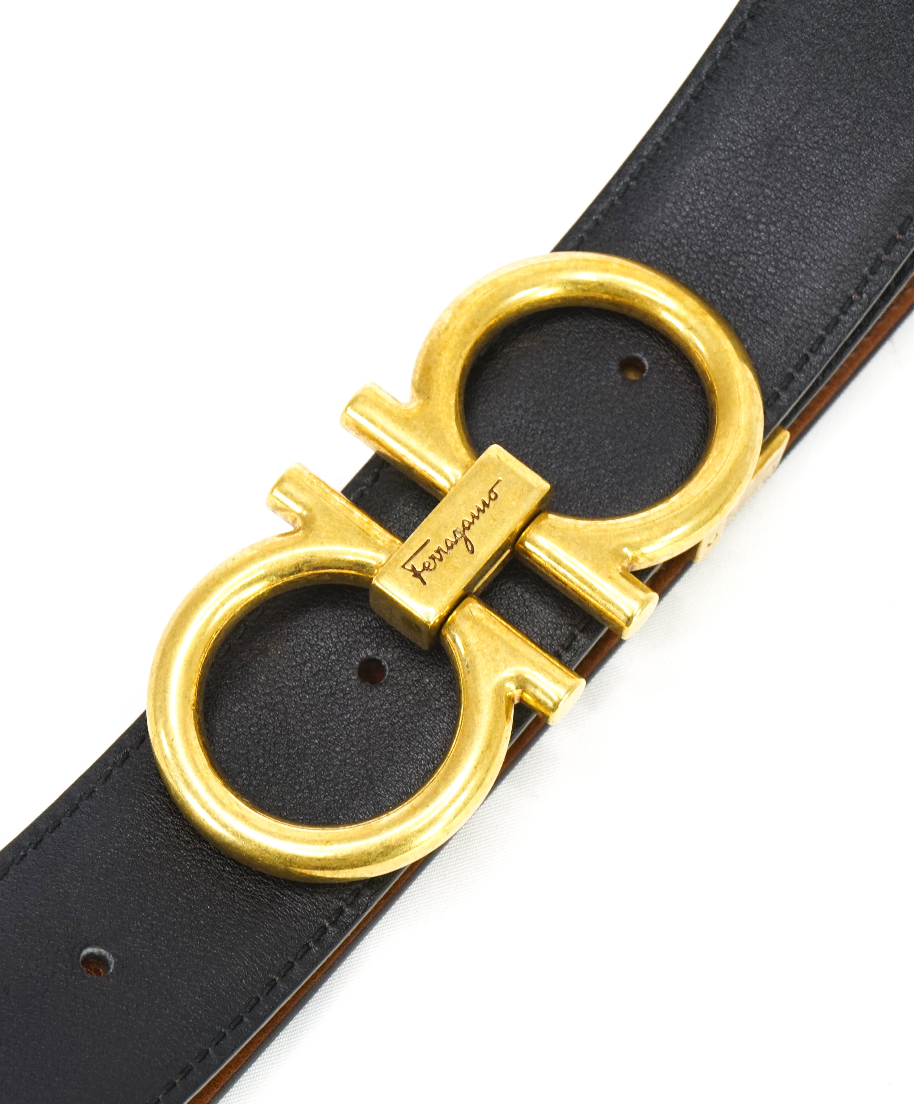 SALVATORE FERRAGAMO - Distressed Gold Buckle Reversible Gancini Belt - 36W