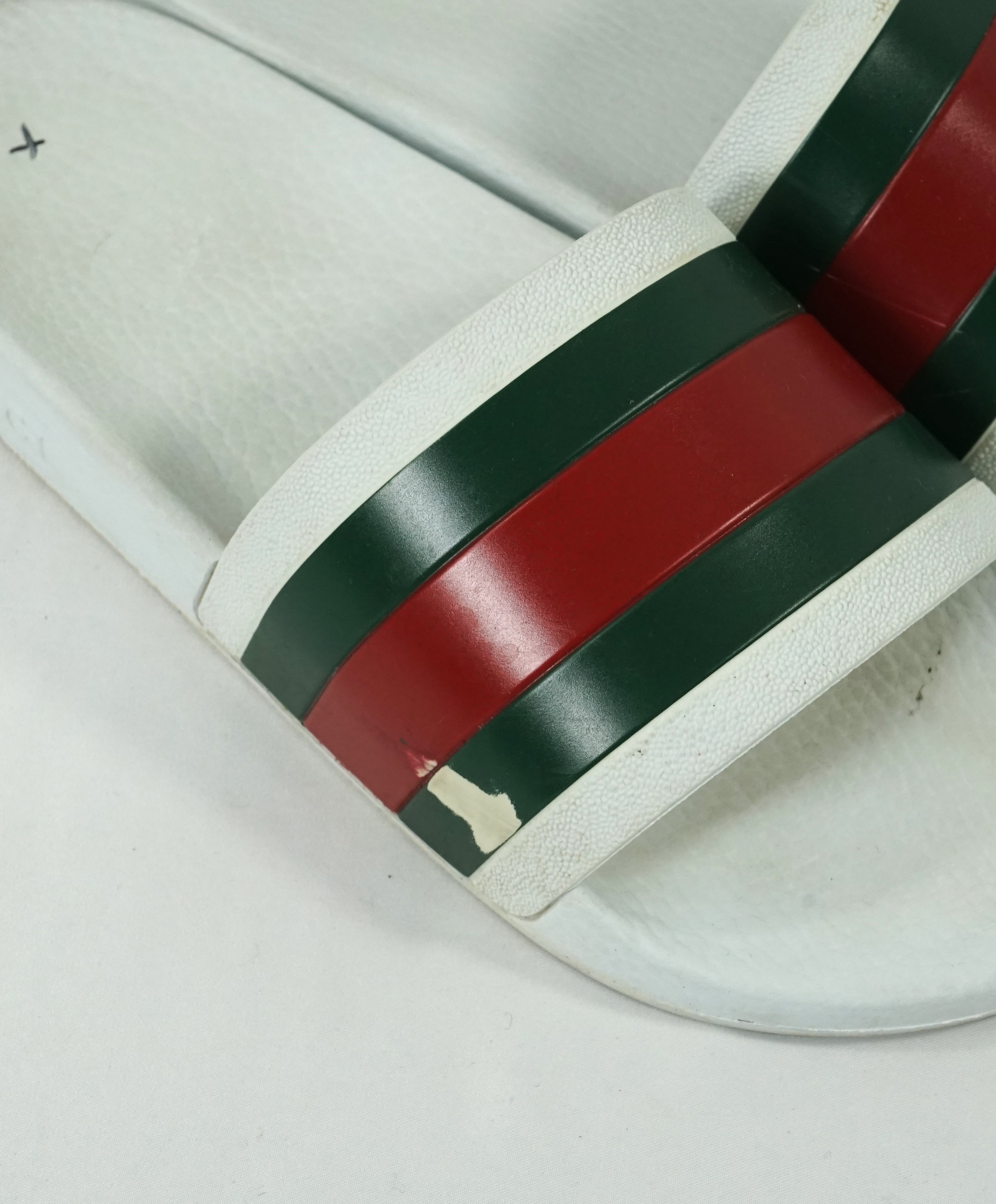 GUCCI - Iconic Green & Red Slides "72" White Slippers - 8