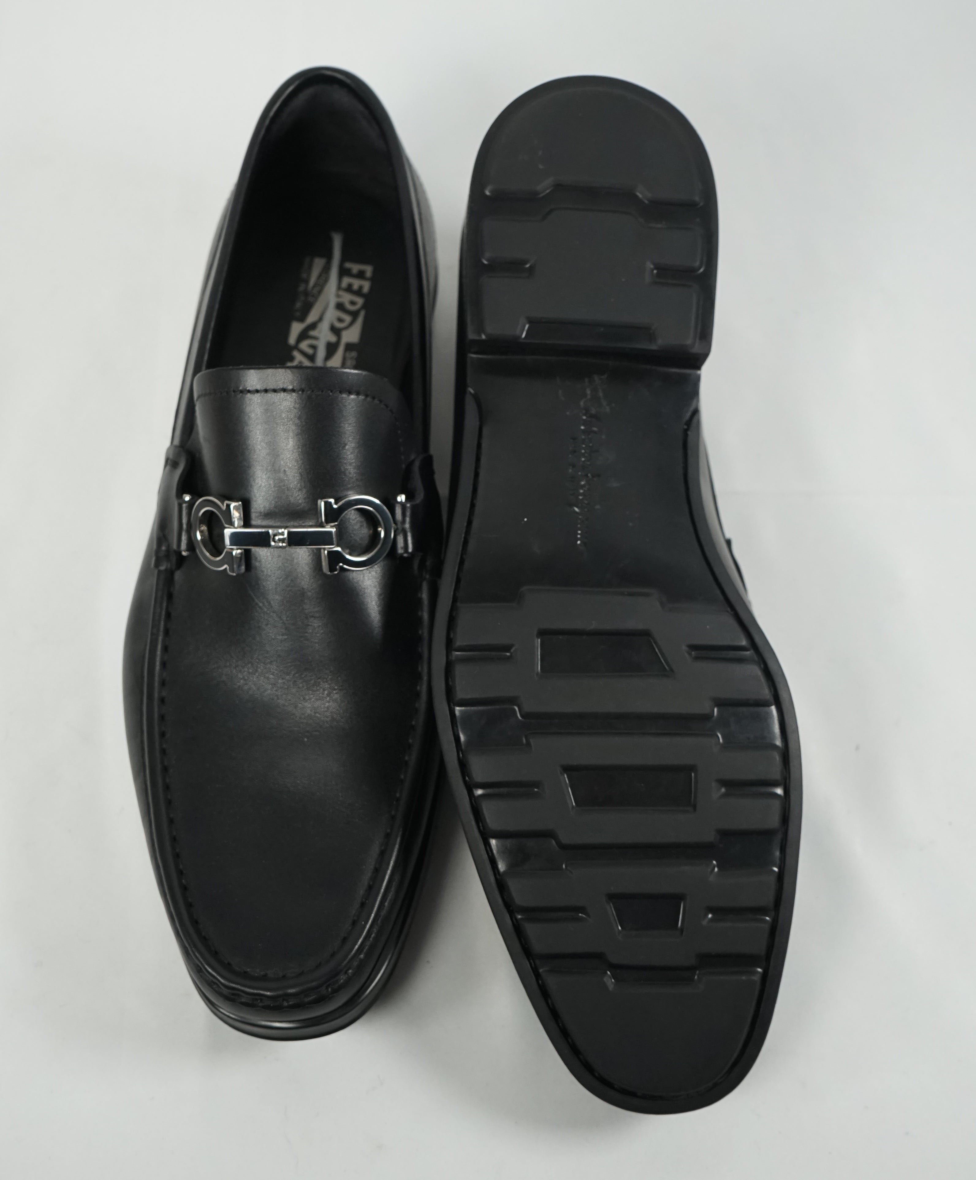 SALVATORE FERRAGAMO -“GANCINI REVERSIBLE BIT” Black Leather Loafers - 9EEE