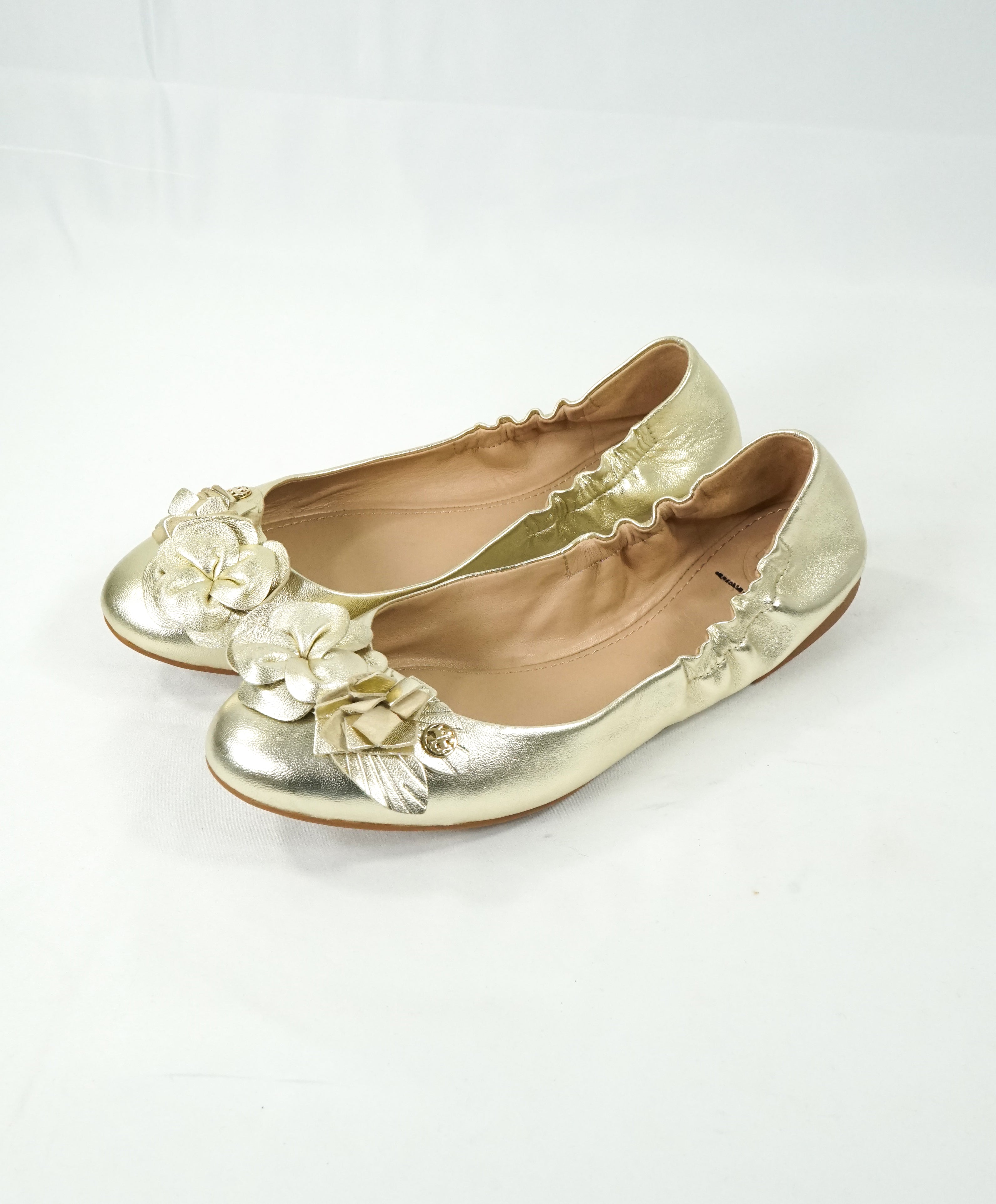 TORY BURCH - Gold Tone Abstract Flower Bow Flats W Logo - 7.5